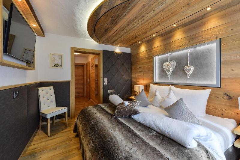 Small Double Room image 3