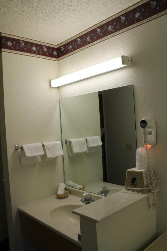 Queen Room - Non-Smoking image 1