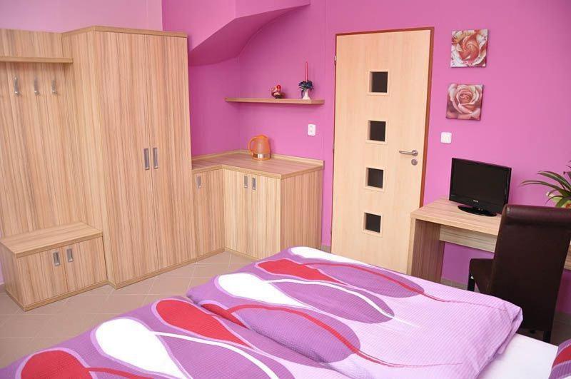 Double Room image 3