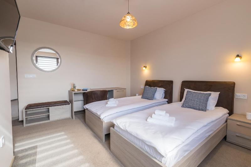 Deluxe Double or Twin Room image 4