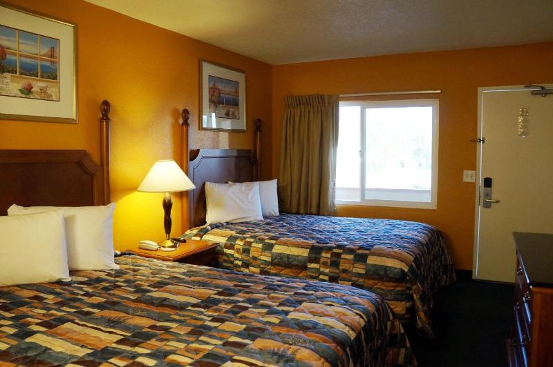 Queen Room with Two Queen Beds image 4