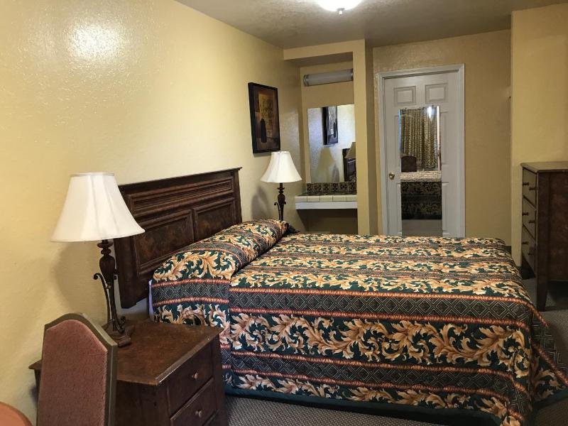 Standard Double Room image 4