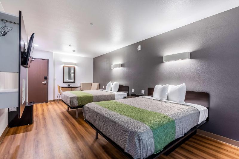 Deluxe Queen Room with Two Queen Beds - Non-Smoking image 3