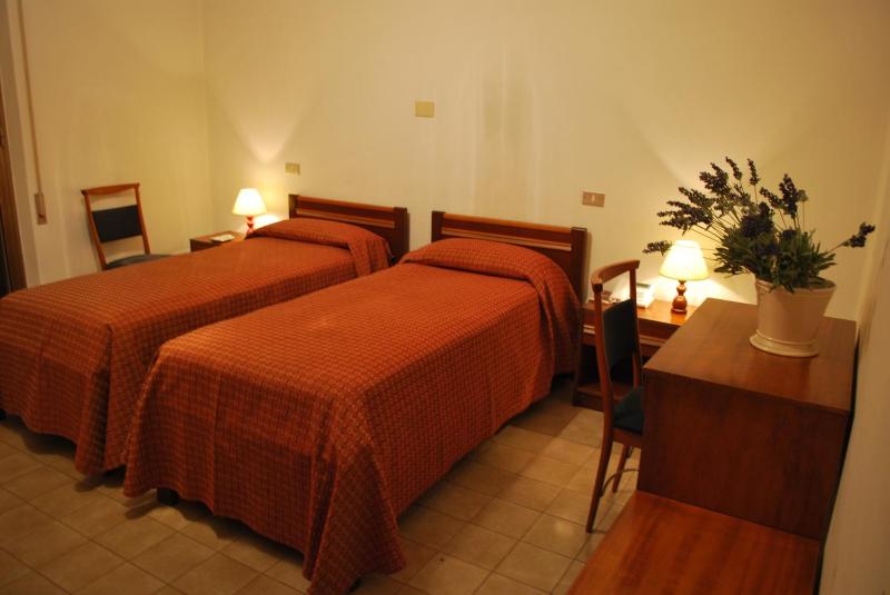 Twin Room image 4