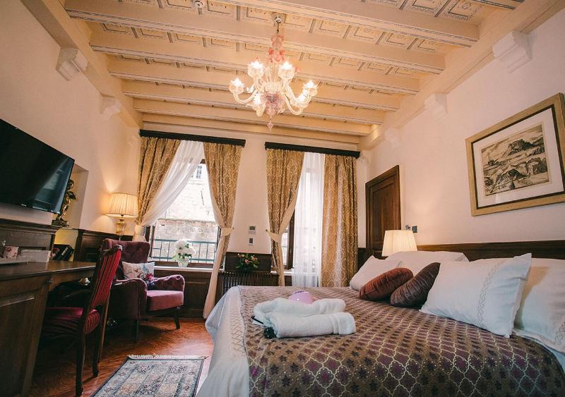 Deluxe Double Room image 3