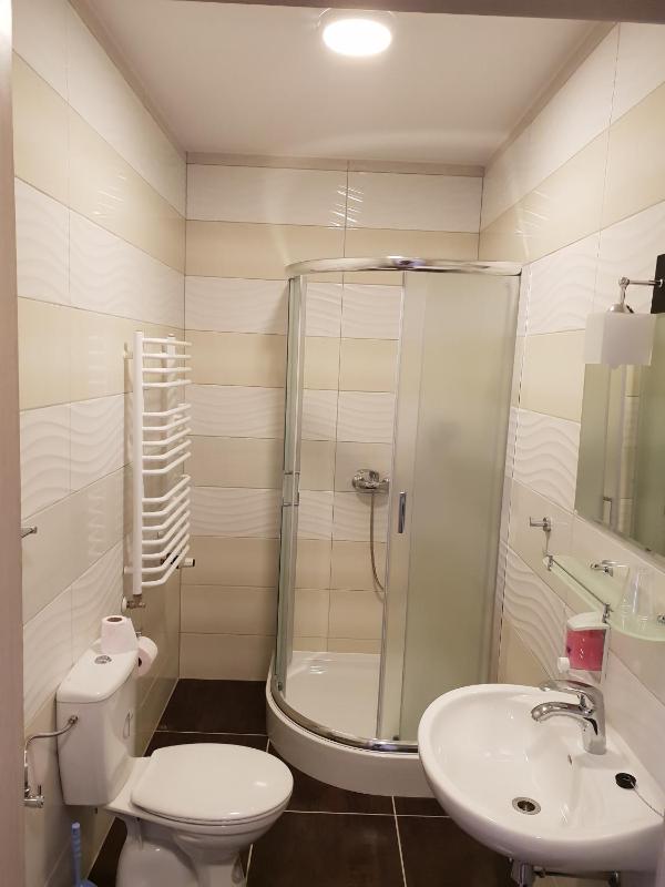 Standard King Room image 3