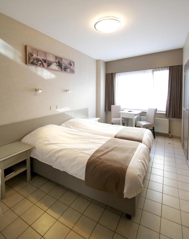 Standard Twin Room image 1