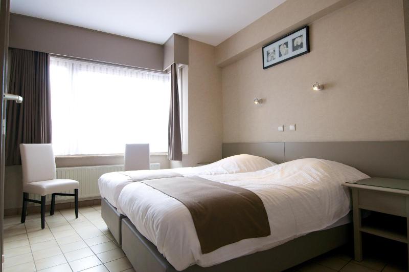 Standard Twin Room image 3
