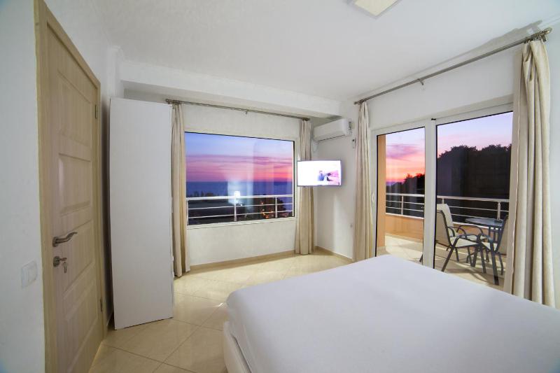 Double Room with Balcony and Sea View image 2