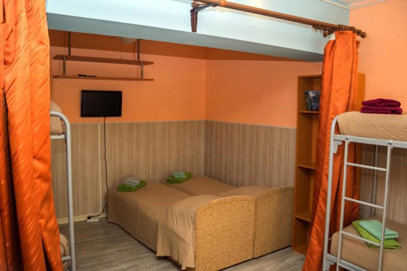 10-Bed Mixed Dormitory Room image 1