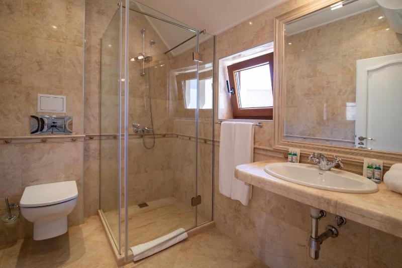 Deluxe Two-Bedroom Apartment with Sea View image 4