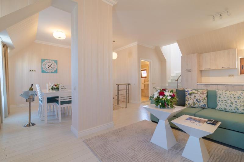 Deluxe Two-Bedroom Apartment with Sea View image 3