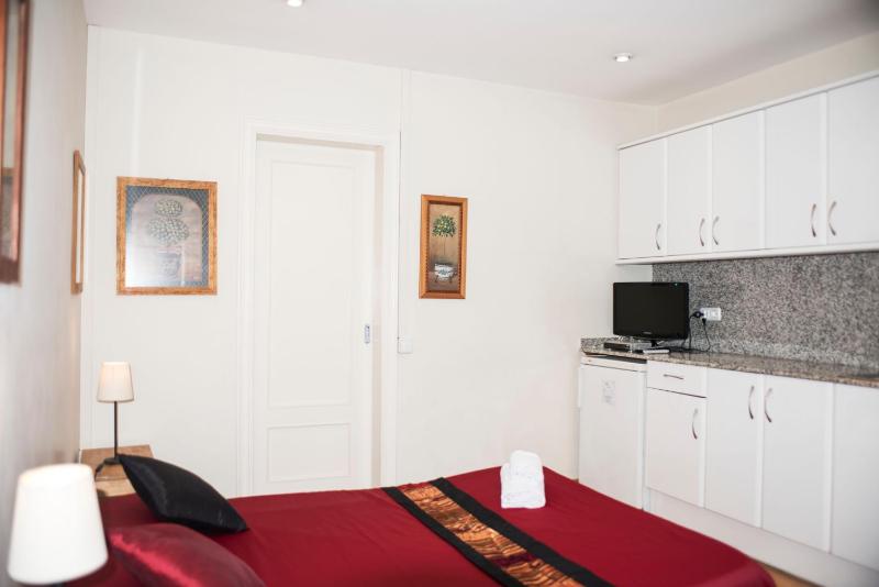 Studio/Suite Triple with Private Bathroom image 3