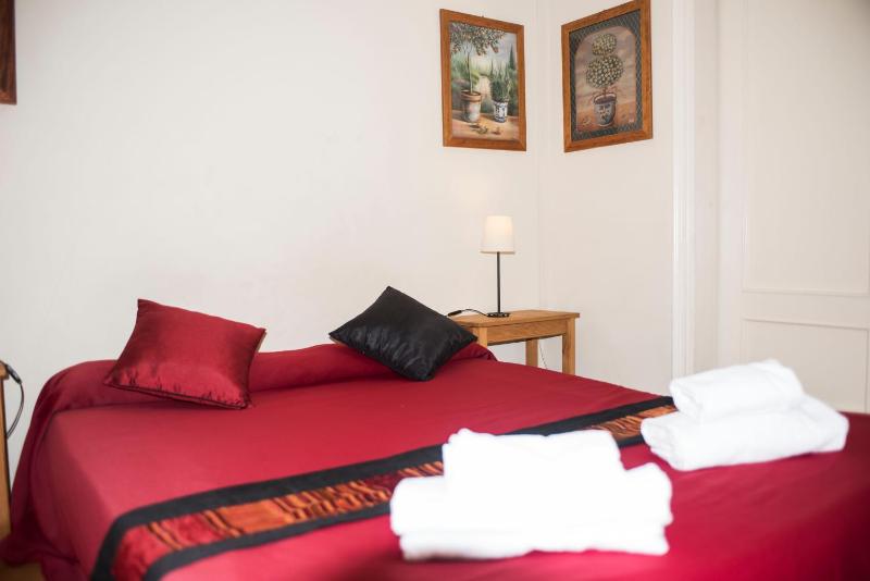 Studio/Suite Triple with Private Bathroom image 2