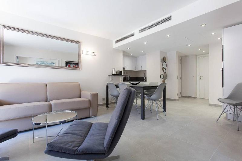Carlton area: New 2 beds / 2 baths - image 8