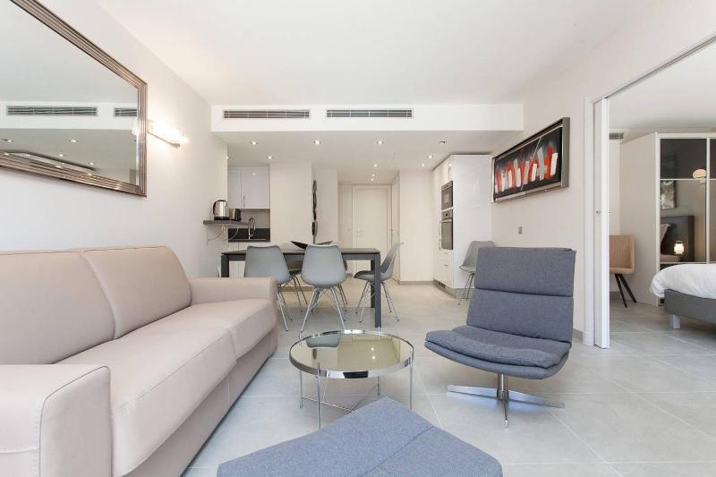 Carlton area: New 2 beds / 2 baths - image 14