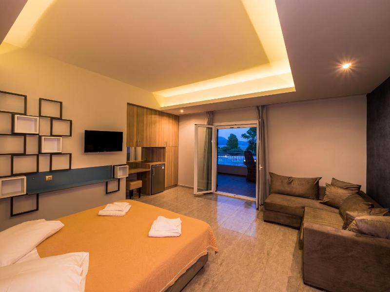 Superior Triple Room with Sea View image 3