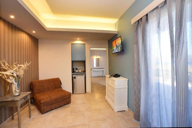 Deluxe Family Room image 4