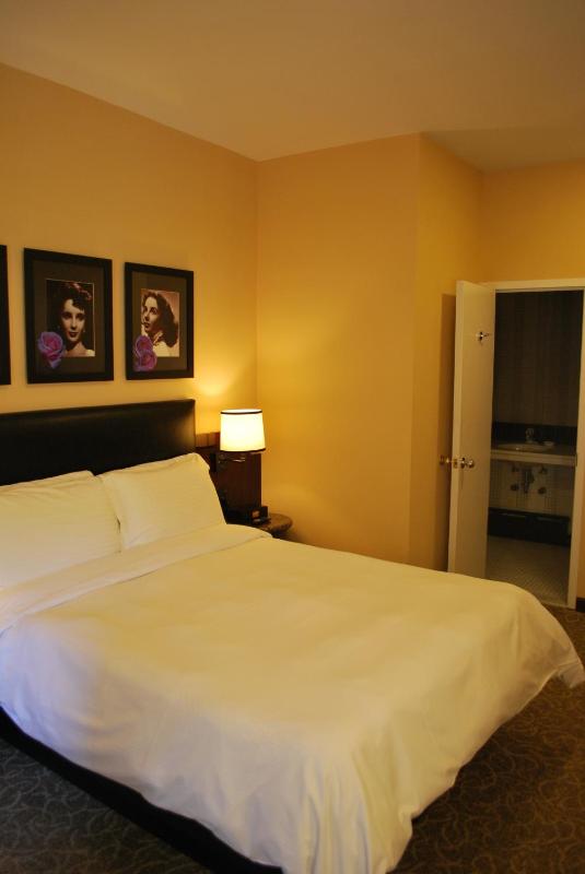 Deluxe Queen Room image 1