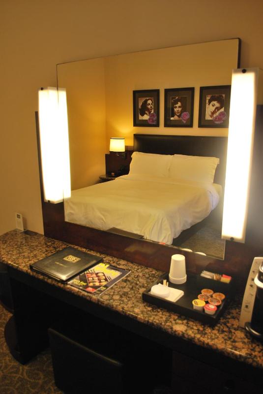 Deluxe Queen Room image 4