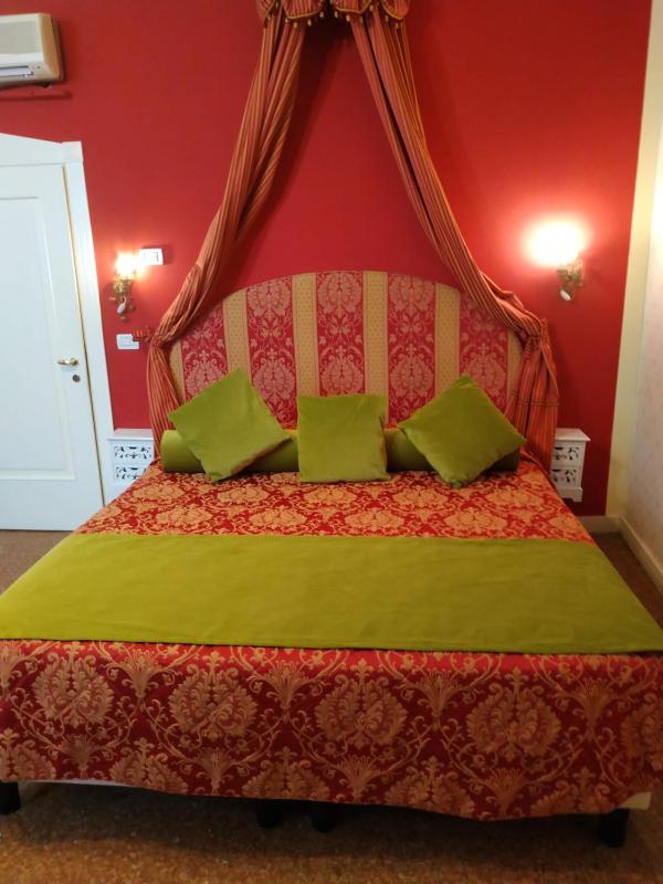 Junior Suite with Canal View and Private Bathroom image 1