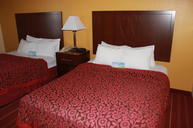 Queen Room with Two Queen Beds - Smoking image 4