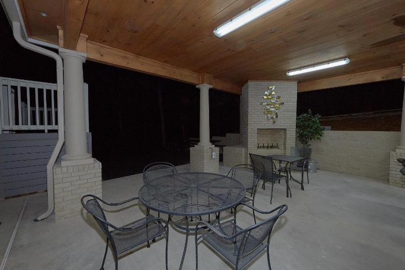 Nine-Bedroom Holiday Home image 1