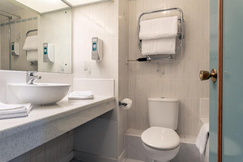 Standard Twin Room image 1