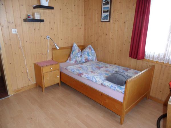 Single Room with Shared Bathroom image 4