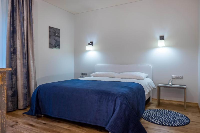 Large Single Room image 2