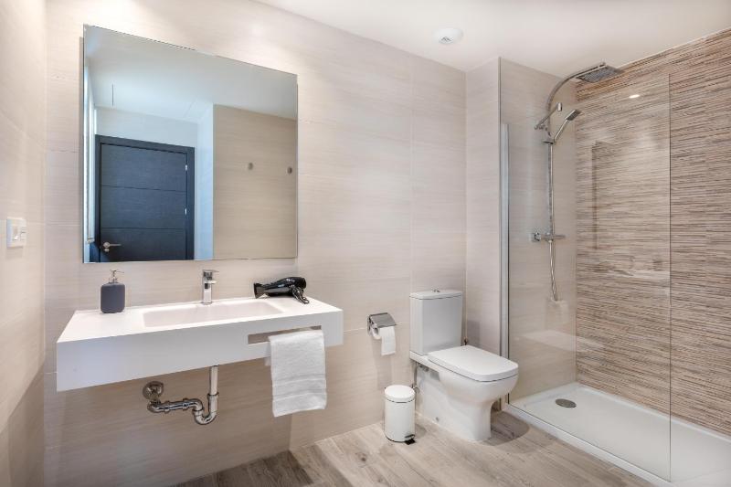 Deluxe 3 Bedroom Apartment image 1