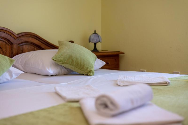 Double Room with Balcony image 4