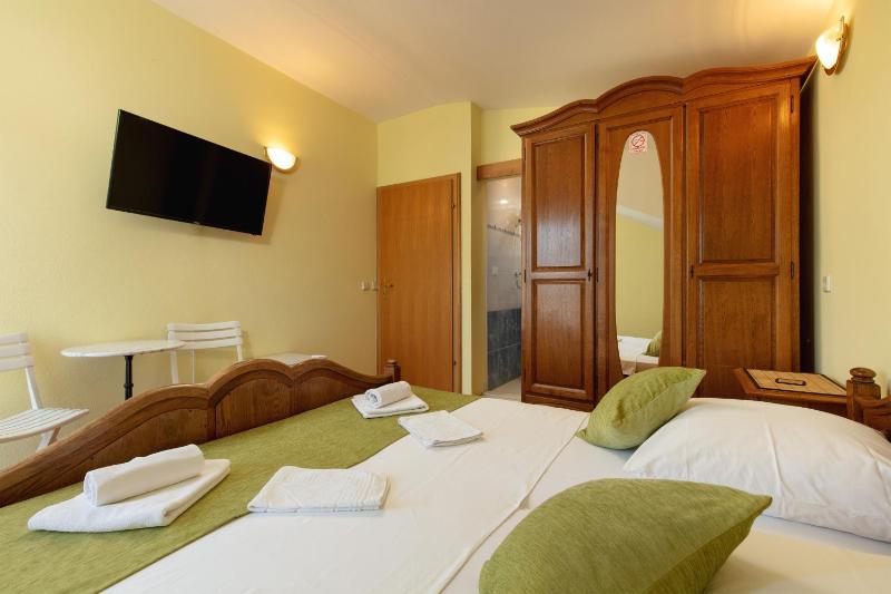 Double Room with Balcony image 3