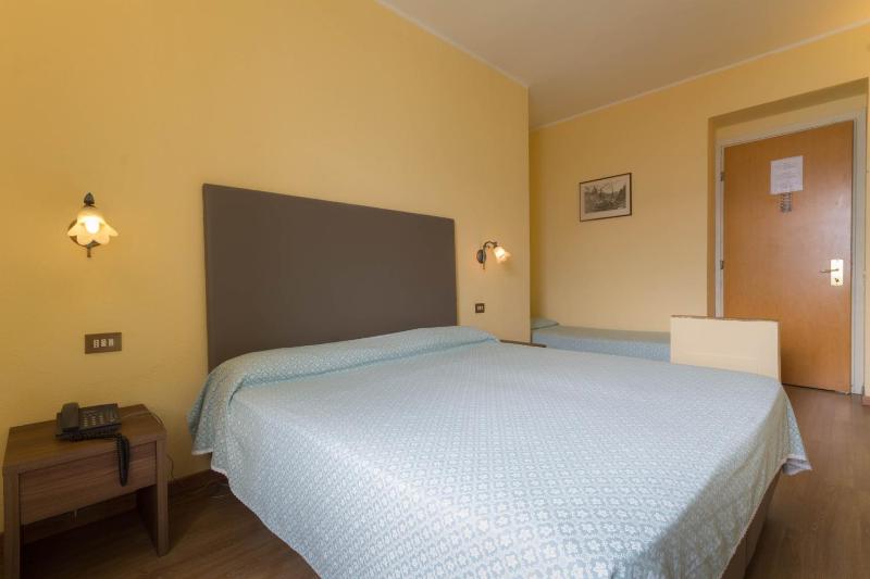 Standard Triple Room with Lake View image 4