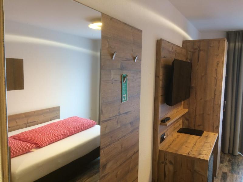 Single Room with Mountain View image 4