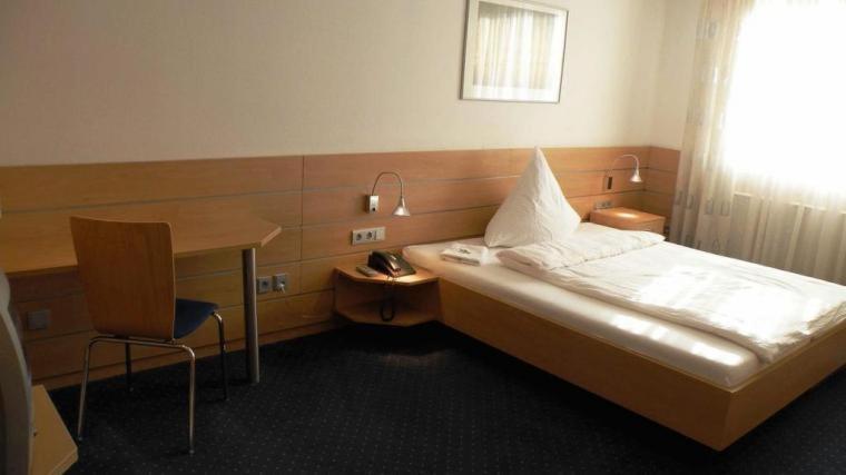 Single Room image 3