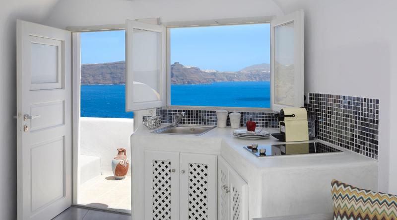 Amaya Sentiment Villa with Caldera View & Outdoor Hot Tub image 1