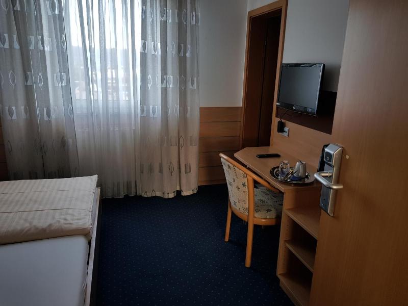 Single Room image 4