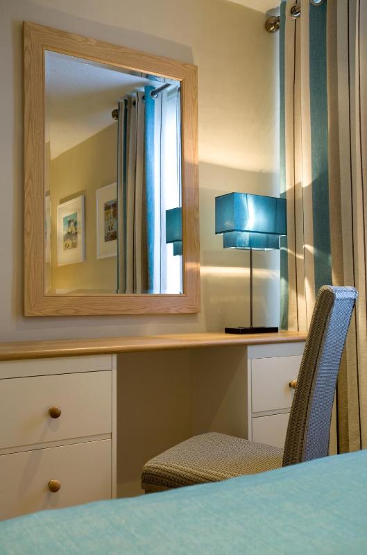 Twin Room image 3