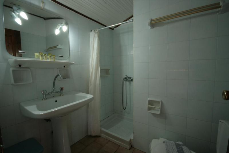 Economy Triple Room image 4