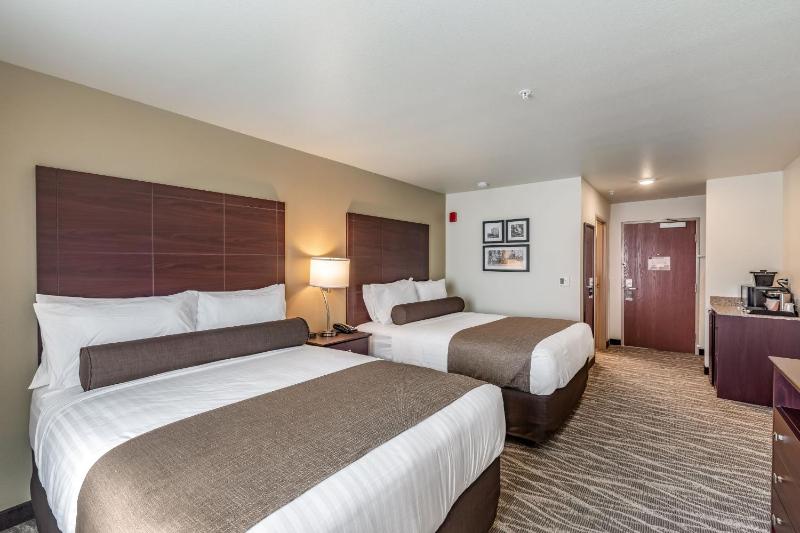 Queen Room with Two Queen Beds image 3