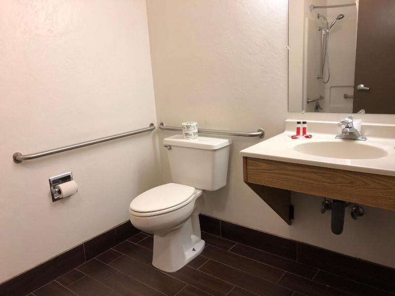 Queen Room - Mobility Access/Non-Smoking image 2