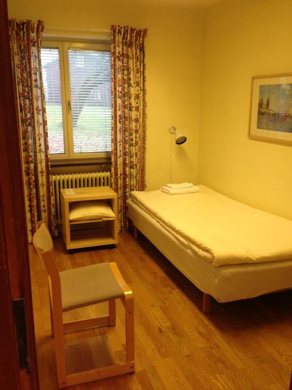 Single Room with Shared Bathroom image 2
