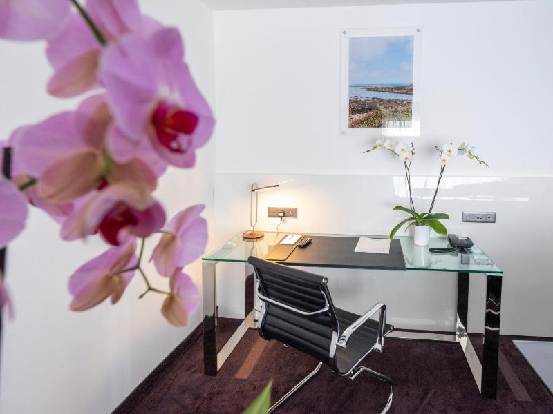 Prestige Suite with Harbour View image 3