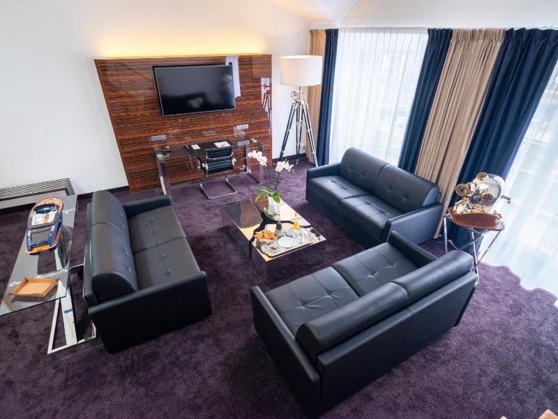 Duplex Presidential Suite image 3