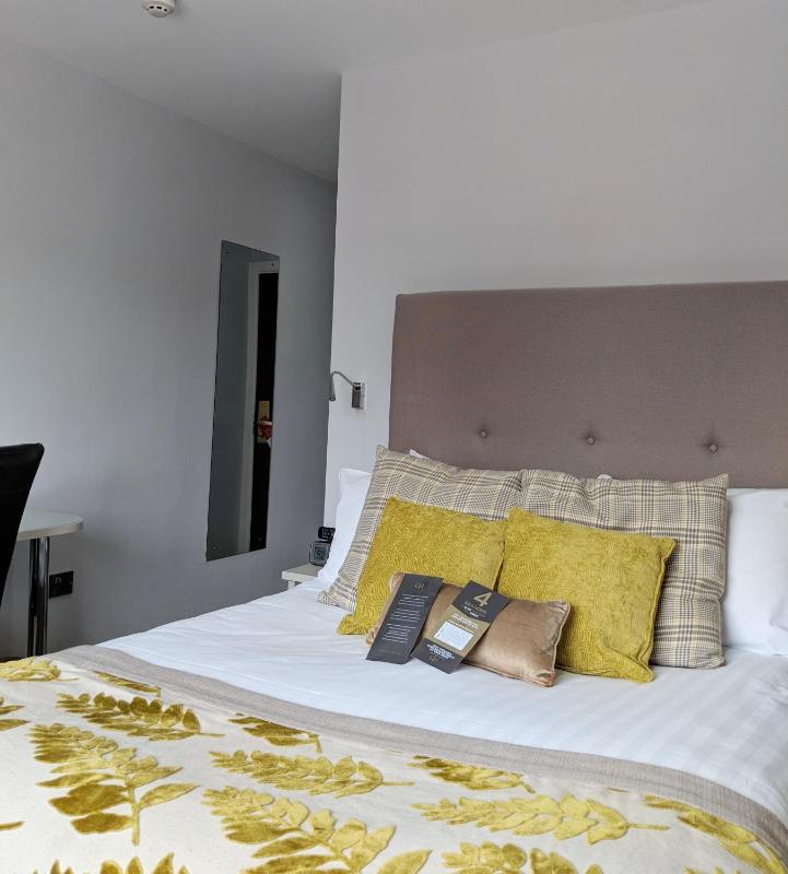Compact Double Room image 1