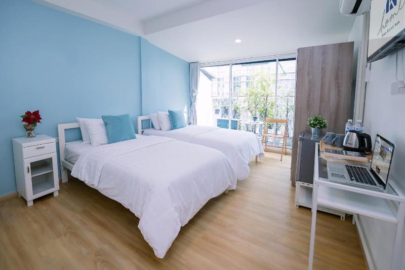 Grand Deluxe Twin Room with Balcony image 2