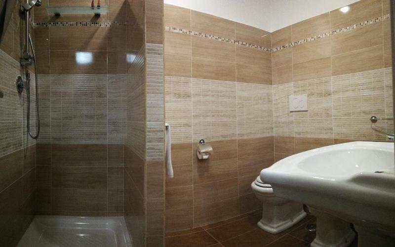 Standard King Room image 3