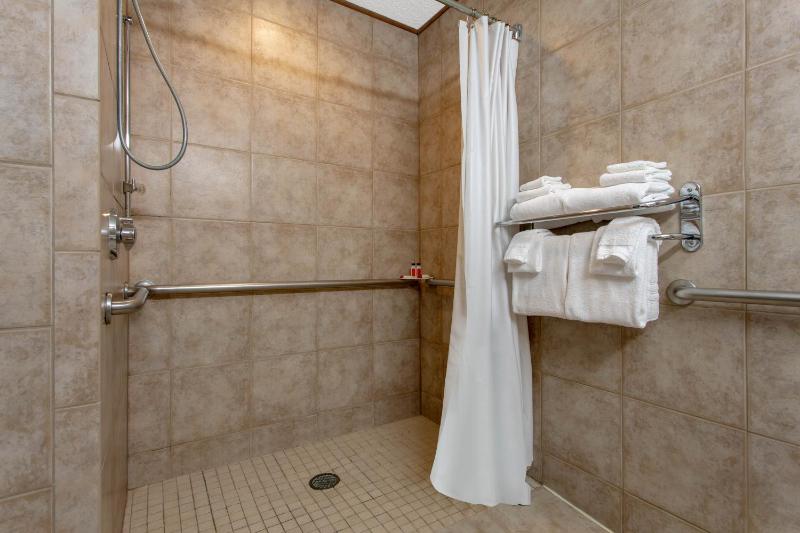 Queen Room with Two Queen Beds - Disability Access/Non-Smoking image 4