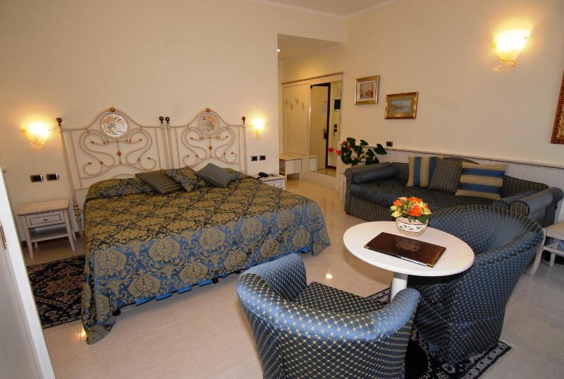 Junior Suite with Balcony and Sea View image 4
